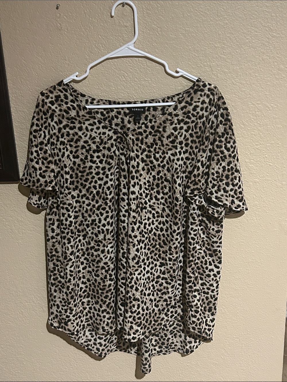 Torrid Leopard Print Pleated Front Blouse Size 1 Plus Size Flowy Top